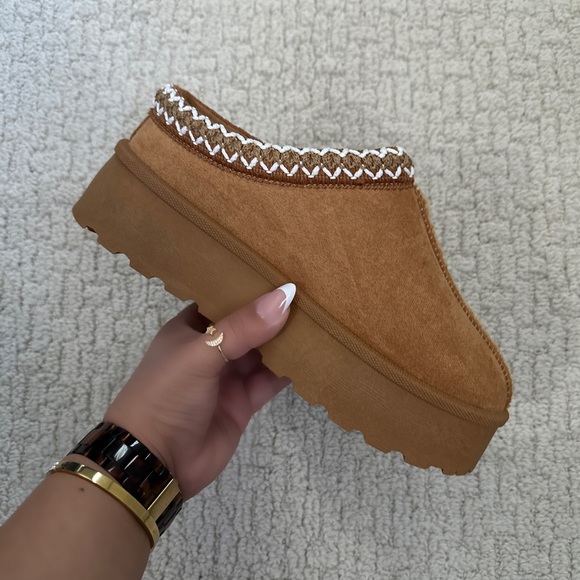 NEW !! RESTOCK !! TAN FUR LINED PLATFORM SLIPPER MULES - Picture 3 of 8